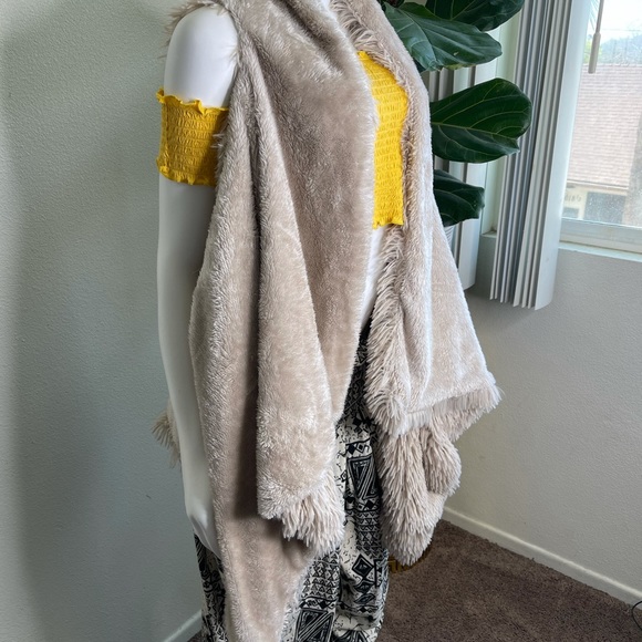 Kensie faux fur open vest - Picture 8 of 13